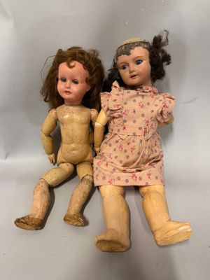 Lot de deux poupées en composition, tête en cellulo