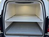 l'arrière d'une camionnette blanche dont les portes sont ouvertes