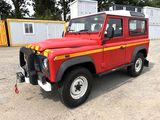 une photo d'un Land Rover rouge garé sur un parking