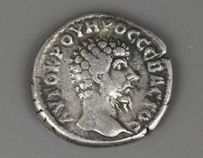 gros plan d'une pièce d'argent sur laquelle figure une femme
