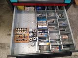 un tiroir rempli d'objets divers dans un garage