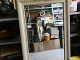 un miroir posé sur une étagère dans une pièce