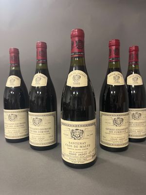 six bouteilles de vin sont alignées sur une table