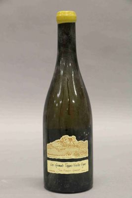 une bouteille de vin posée sur une table