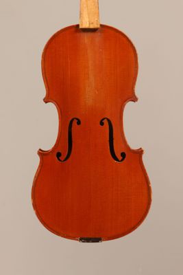 un vieux violon dont le dos est en bois et à l'encolure duquel est accroché un archet