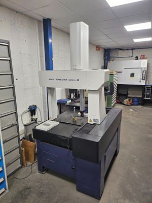 une machine placée au milieu d'une pièce