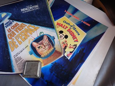 deux livres et un téléphone portable posés sur une table