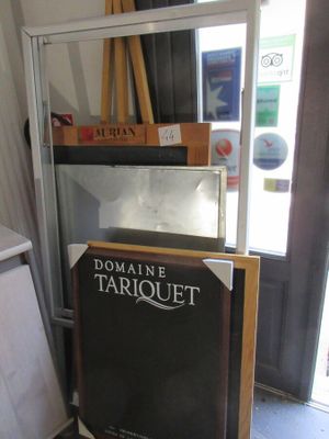 une pancarte indiquant « Domaine Tariquet » devant une porte