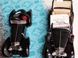 deux voitures jouets assises l'une à côté de l'autre sur une table