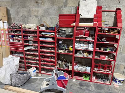 1 lot de quincailleries (sans l'armoire)