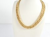 un collier à chaîne en or sur un mannequin mannequin mannequin mannequin mannequin mannequin mannequin mannequin mannequin mannequin