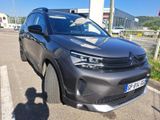 La voiture est garée sur le parking situé à côté de la rue.