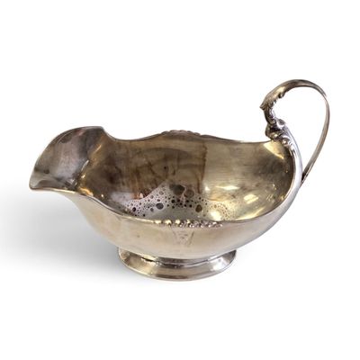 saucière plaquée argent avec une poignée et une poignée