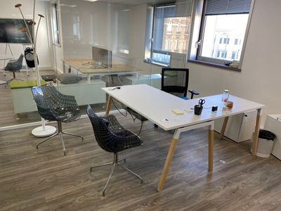 - 3 tables de travail en stratifié blanc dont 1 avec retour …