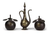 trois morceaux de métal sont posés les uns à côté des autres sur une surface blanche