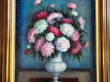 un tableau représentant des fleurs roses et blanches dans un vase blanc