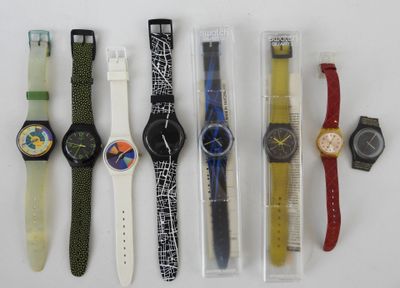 many different watches that are sitting in a row