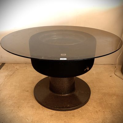 une table en verre avec un piètement en métal et un socle noir