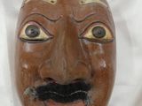 un masque marron orné d'une moustache et d'une barbichette