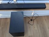 une photo d'une table en bois sur laquelle sont posées des enceintes