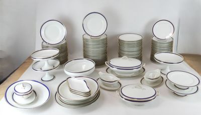 beaucoup d'assiettes et de bols posés sur une table