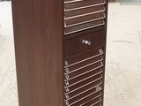 une grande armoire en bois avec des tiroirs, au milieu de la pièce