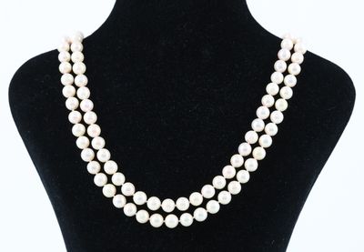 un collier de perles blanches sur un mannequin noir