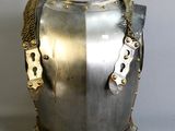 un casque en argent muni d'une chaîne