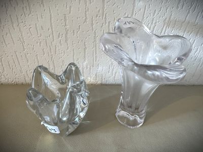 deux vases en verre posés sur une table l'un à côté de l'autre