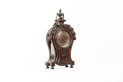 une petite horloge posée sur une table