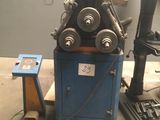 une machine posée sur une table dans une pièce