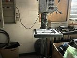 une machine placée au milieu d'une pièce