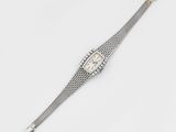 gros plan d'une montre-bracelet sur une surface blanche