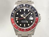 une montre-bracelet dotée d'une lunette rouge et bleue