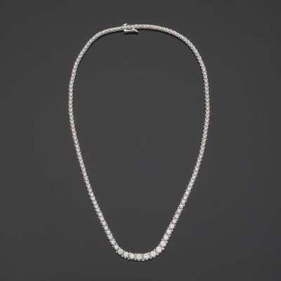 un collier en diamants et en or blanc