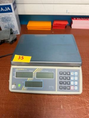 une image représentant une balance posée sur une table, avec une étiquette de prix dessus