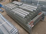 un grand nombre de barres d'acier empilées les unes sur les autres