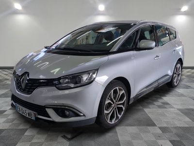 la voiture argentée est garée sur un sol en damier dans le garage