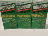 trois boîtes de pesticide Roundup posées sur une table