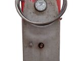 une pompe à essence à l'ancienne équipée d'une jauge