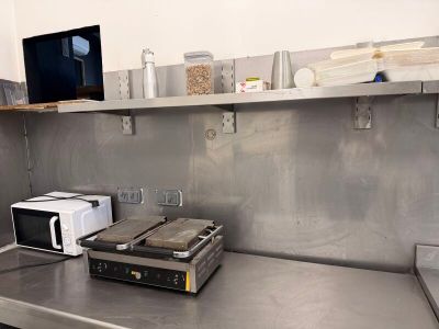 un micro-ondes et un grille-pain posés sur le plan de travail d'une cuisine