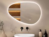 une salle de bains avec un lavabo et un miroir au mur