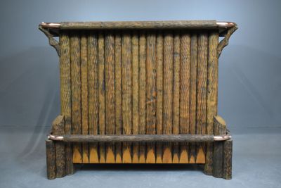 BAR de forme rectangulaire, imitant un décor de troncs, barr…