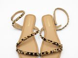une paire de sandales pour femme sur fond blanc