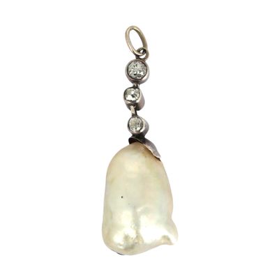 un gros plan d'un pendentif en perle et diamant sur fond blanc
