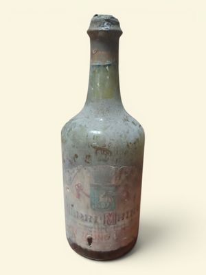 une vieille bouteille posée sur une table