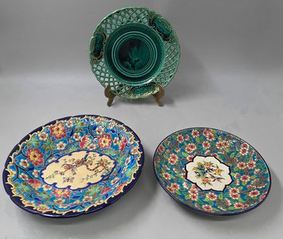 trois assiettes à motifs floraux posées sur une table