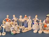de nombreuses figurines représentant des personnes alignées en rang