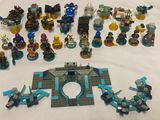beaucoup de Lego posés sur une table