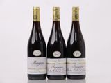 trois bouteilles de vin posées sur une table l'une à côté de l'autre